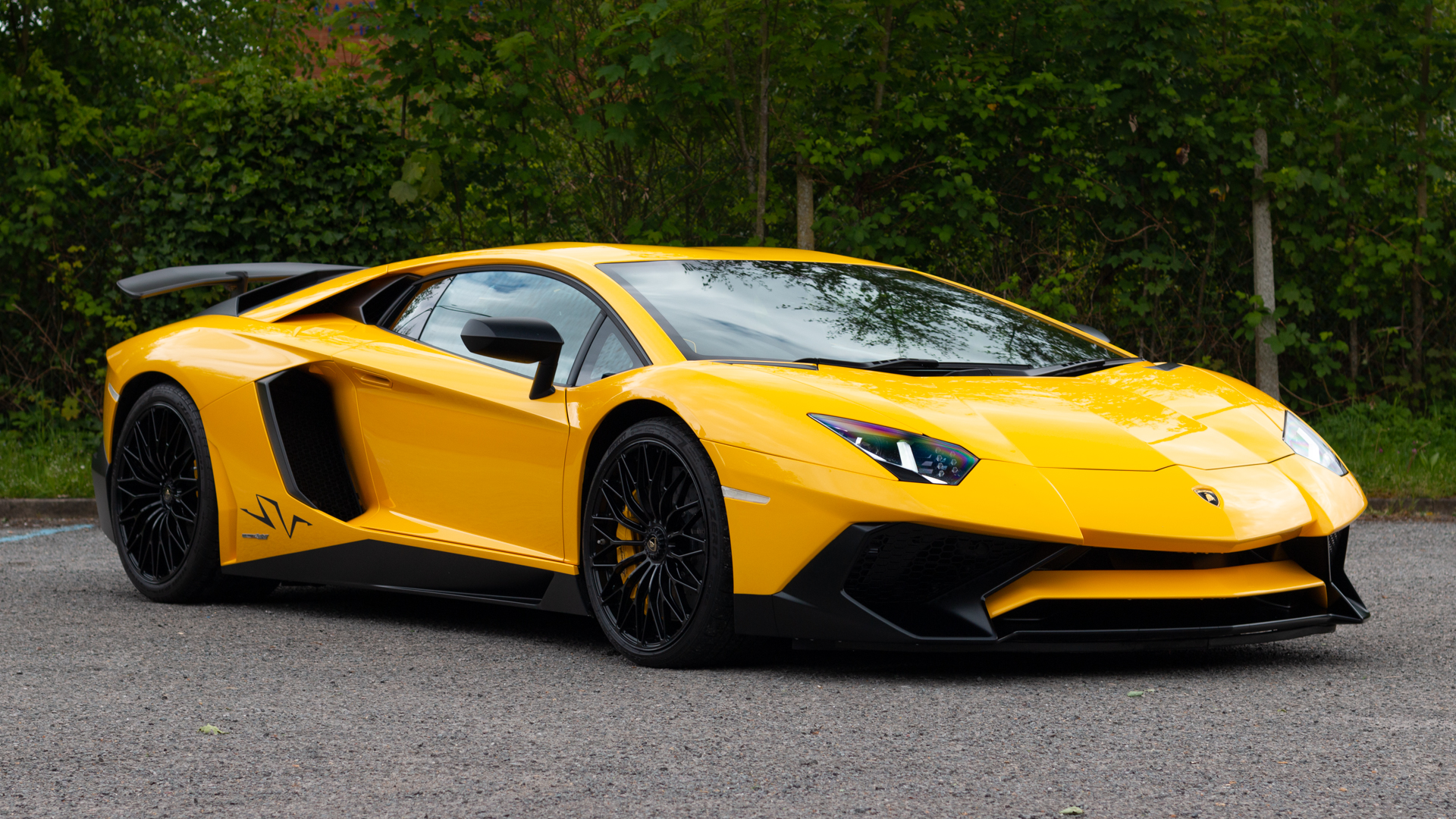 yellow aventador sv